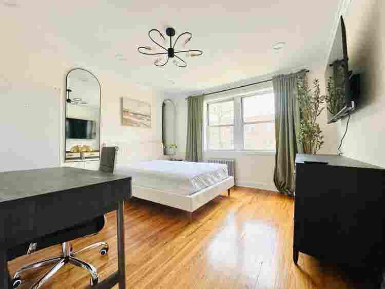 Spacious Room in Brooklyn Avenue