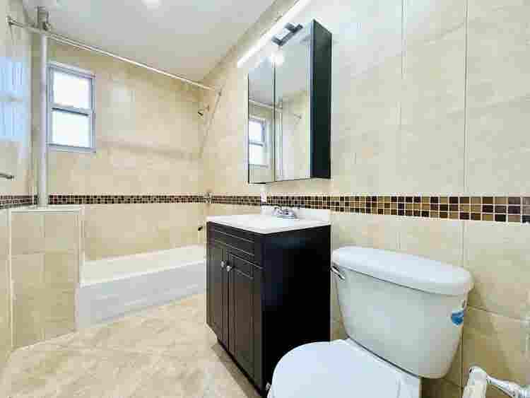 Spacious Room in Brooklyn Avenue