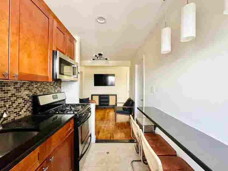 Spacious Room in Brooklyn Avenue
