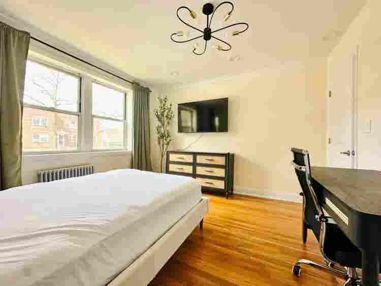 Spacious Room in Brooklyn Avenue