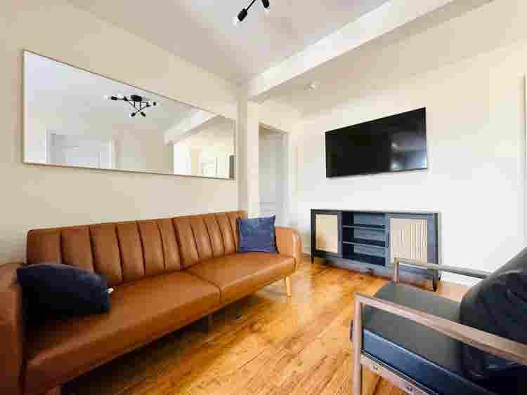 Spacious Room in Brooklyn Avenue