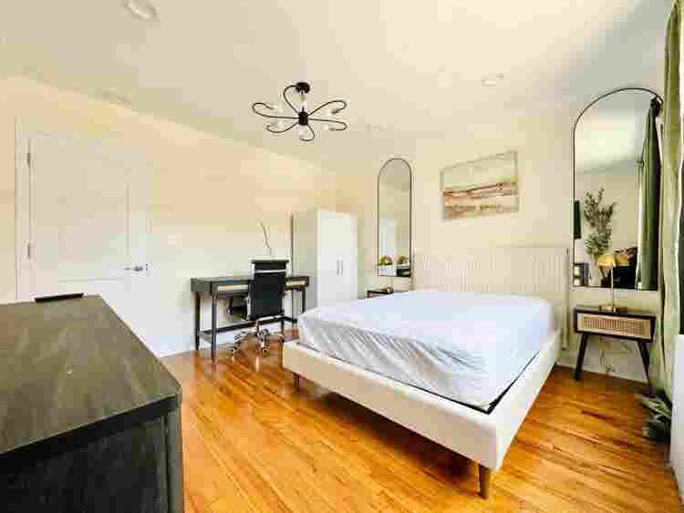 Spacious Room in Brooklyn Avenue