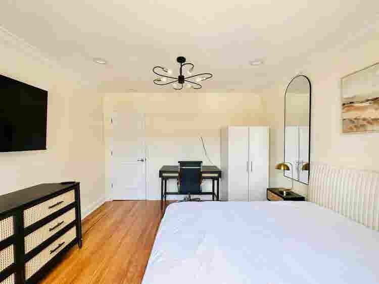 Spacious Room in Brooklyn Avenue
