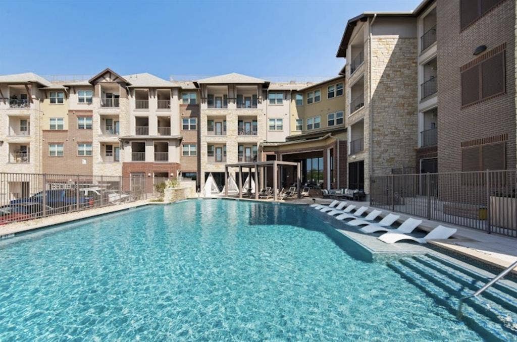 Looking for roommate near UNT