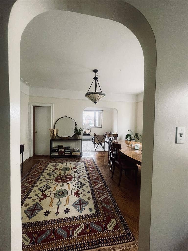 large 3 bdrm apt share with female