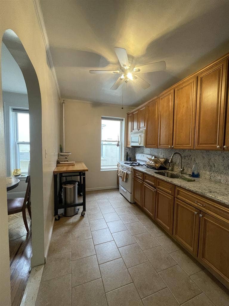 large 3 bdrm apt share with female