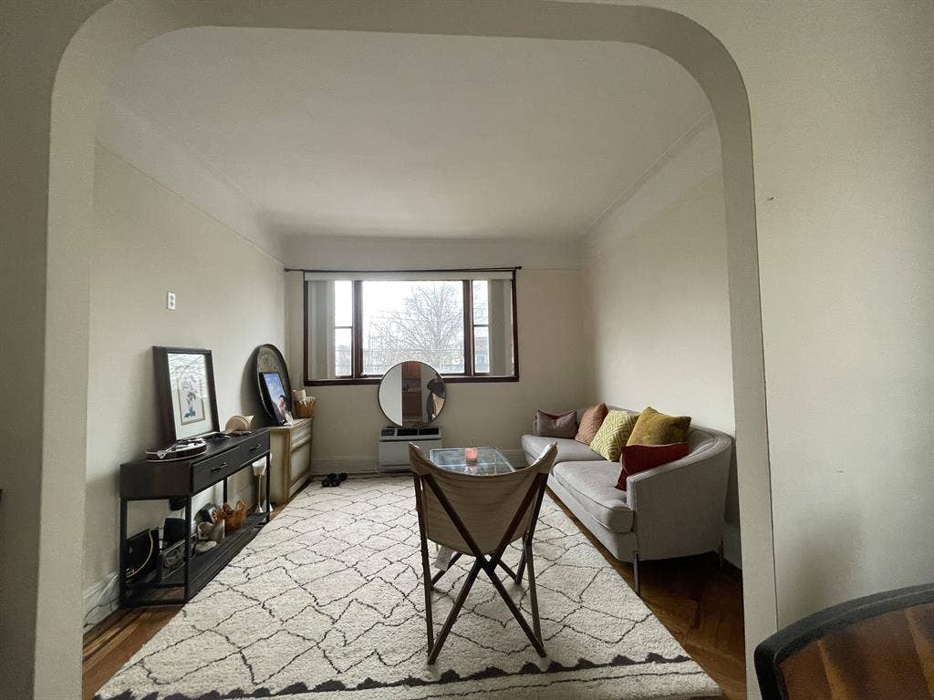 large 3 bdrm apt share with female