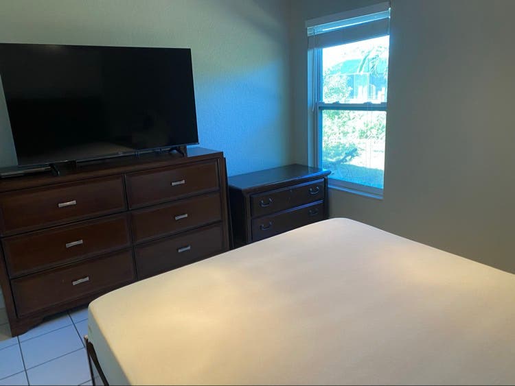 Private Bedroom, shared bathroom.