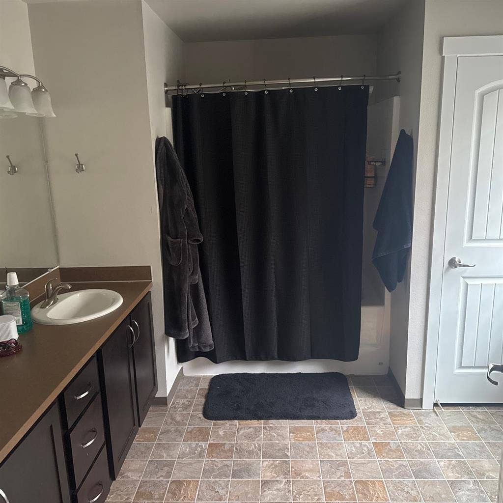 Looking for roommate