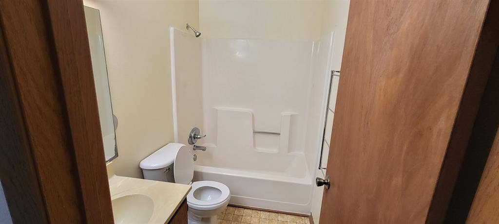 Looking for roomate now