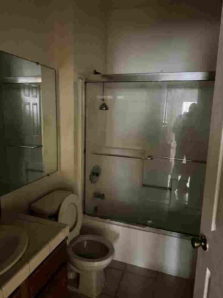 Room w private bathroom fr rent
