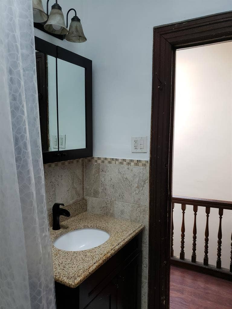looking for a roommate