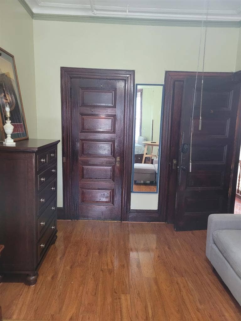 looking for a roommate