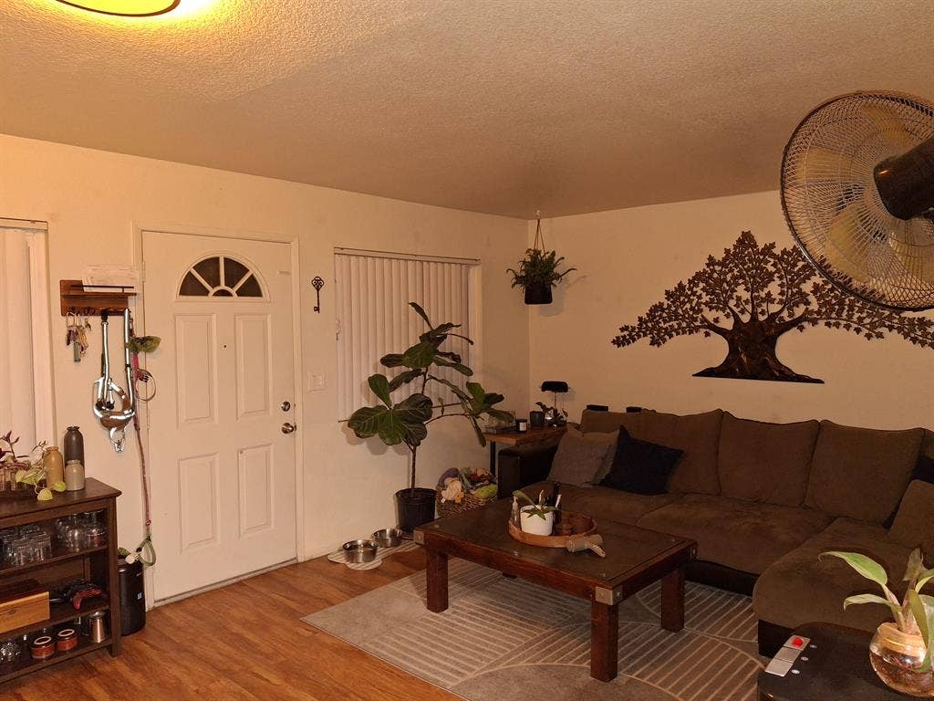 bt Townhouse Room for Rent