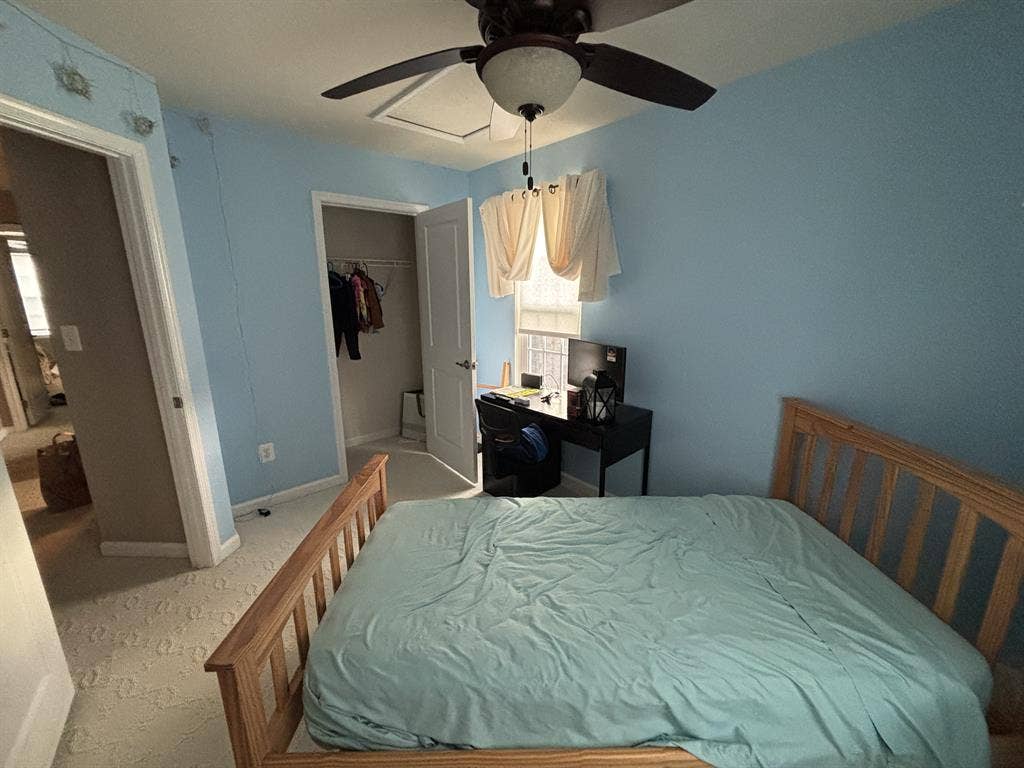 Room in Spacious 3 level townhouse