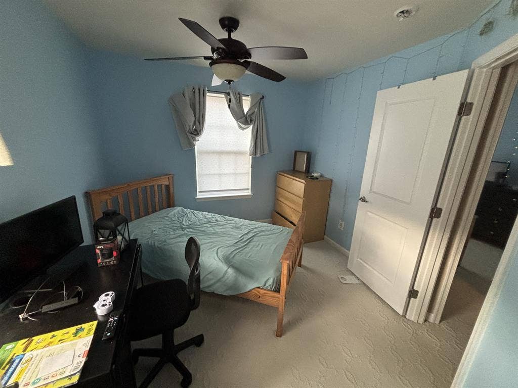 Room in Spacious 3 level townhouse