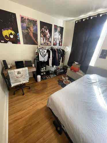 Looking for 2 roommates