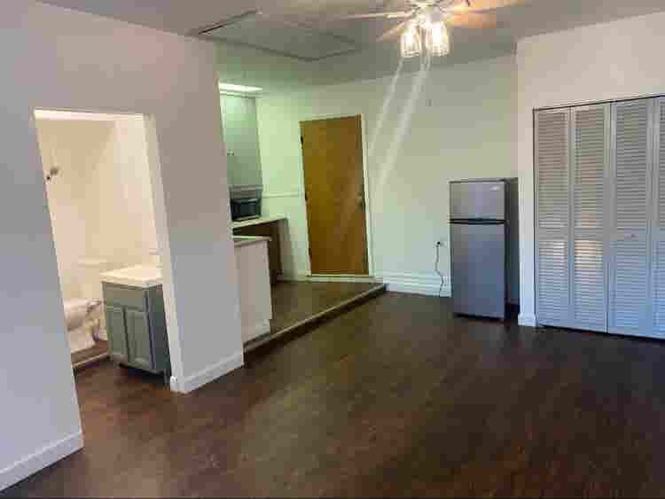 Studio with Private Bath/Entrance