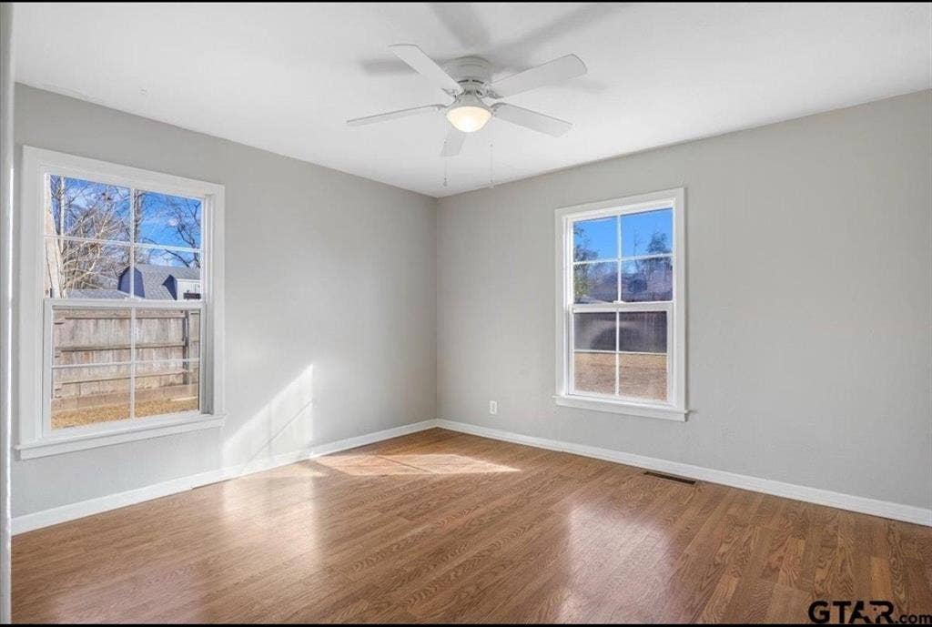 Room for rent! Move in Date May 1!