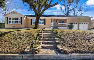 Room for rent! Move in Date May 1!