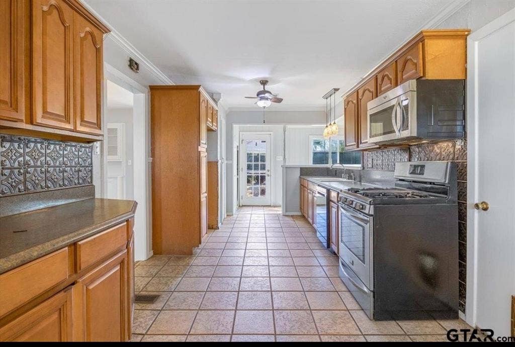 Room for rent! Move in Date May 1!