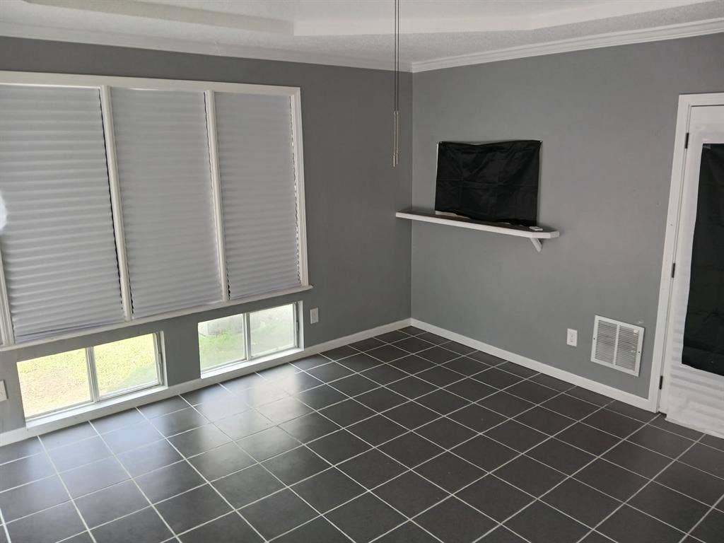 Available Room For Rent