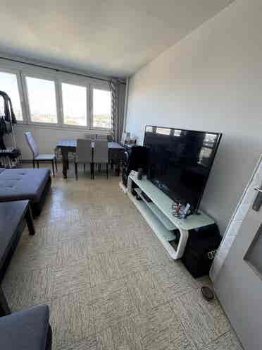 Looking for female flatmate