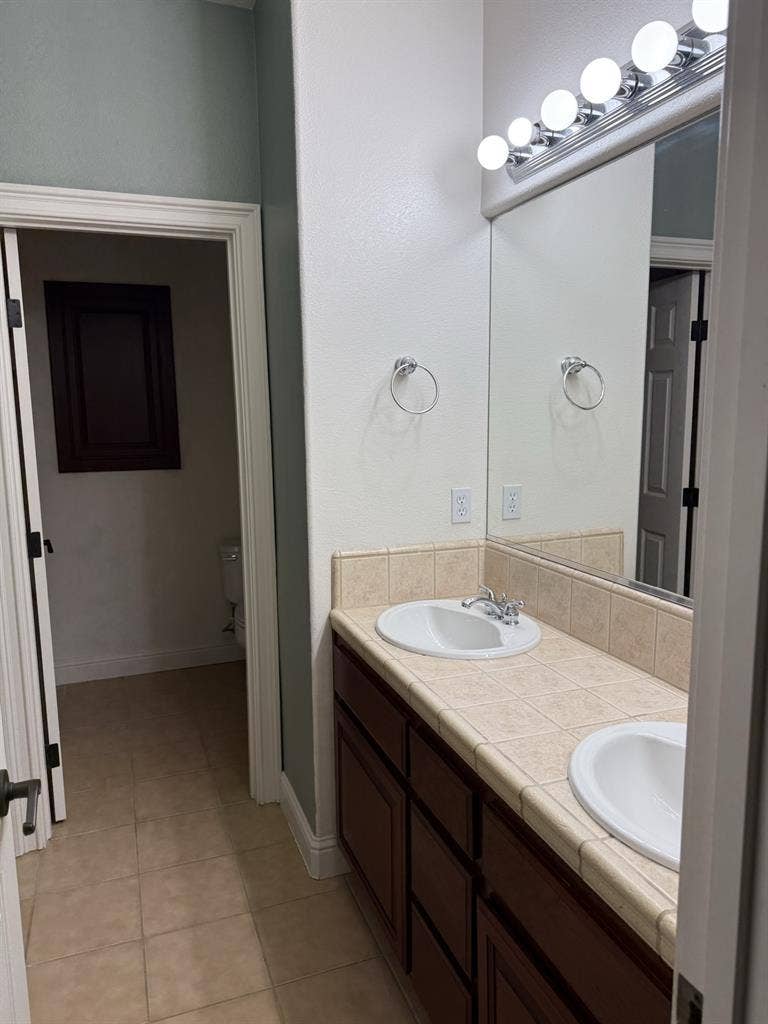Bedroom for rent w/ walk in closet
