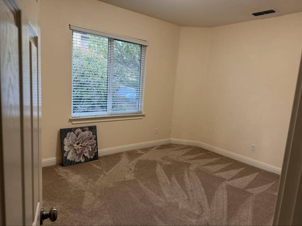 Bedroom for rent w/ walk in closet
