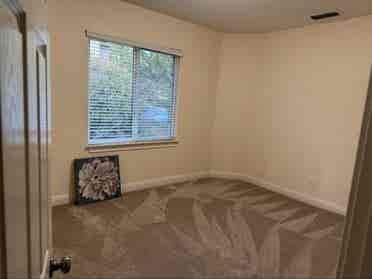 Bedroom for rent w/ walk in closet