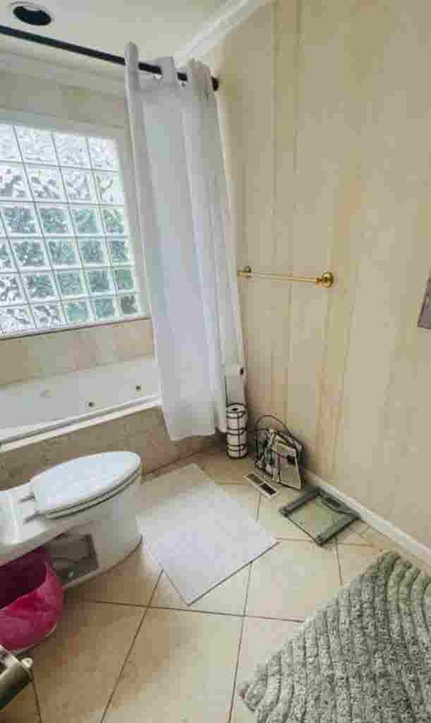 Charming furnished room for rent