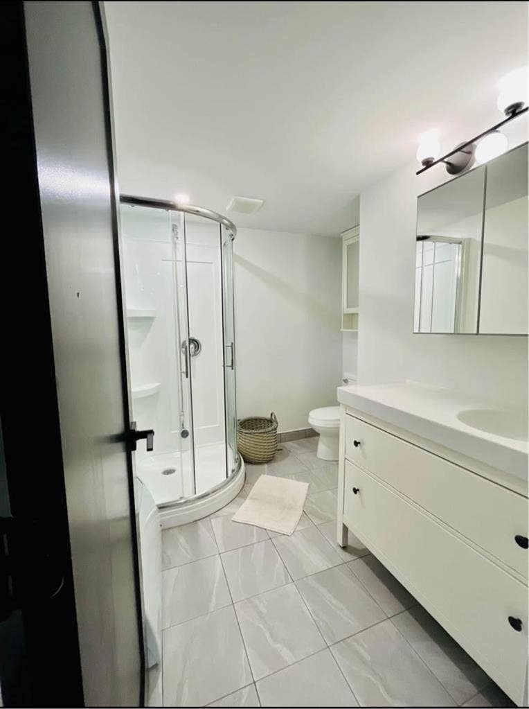 Room for rent / roommate/ chambre a