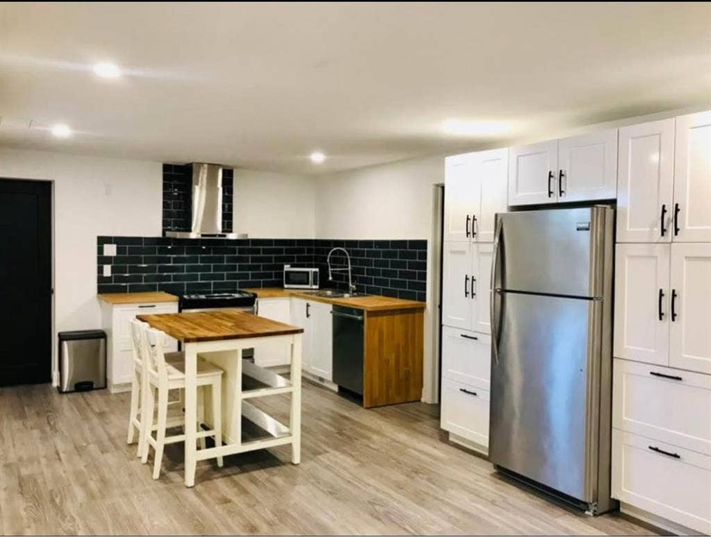 Room for rent / roommate/ chambre a