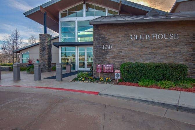 Private Room/Bath-Free Gym/Internet