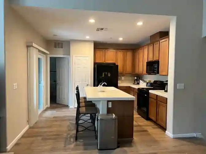 Private Room/Bath-Free Gym/Internet