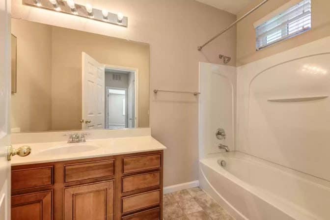 Private Room/Bath-Free Gym/Internet
