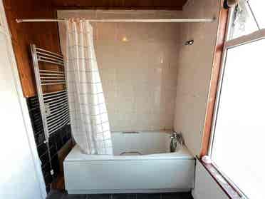 Spacious Ensuite Master Bedroom