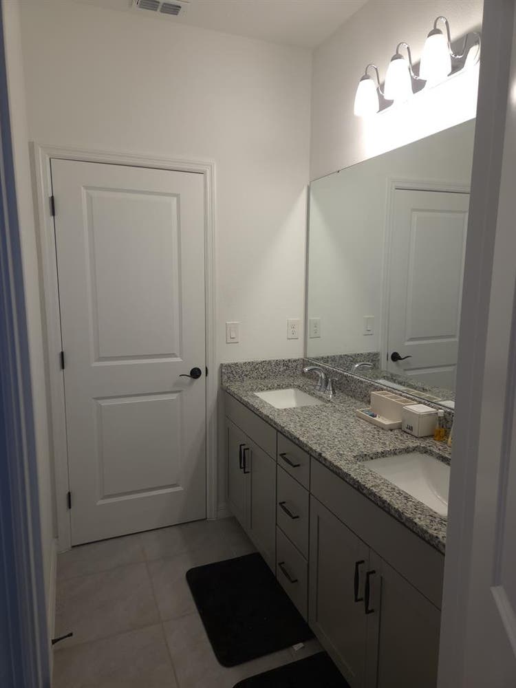 ROOM AVAILABLE IN APOPKA