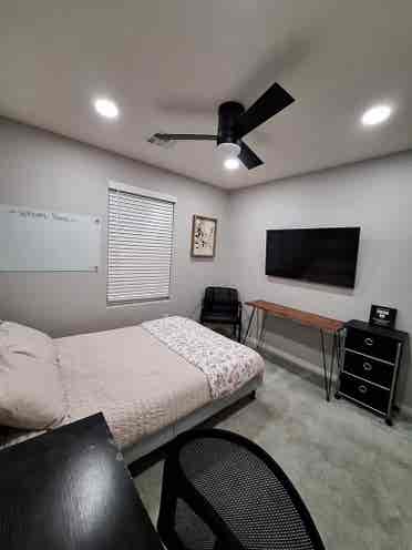 Cozy room w/ shared Bath & Kitchen