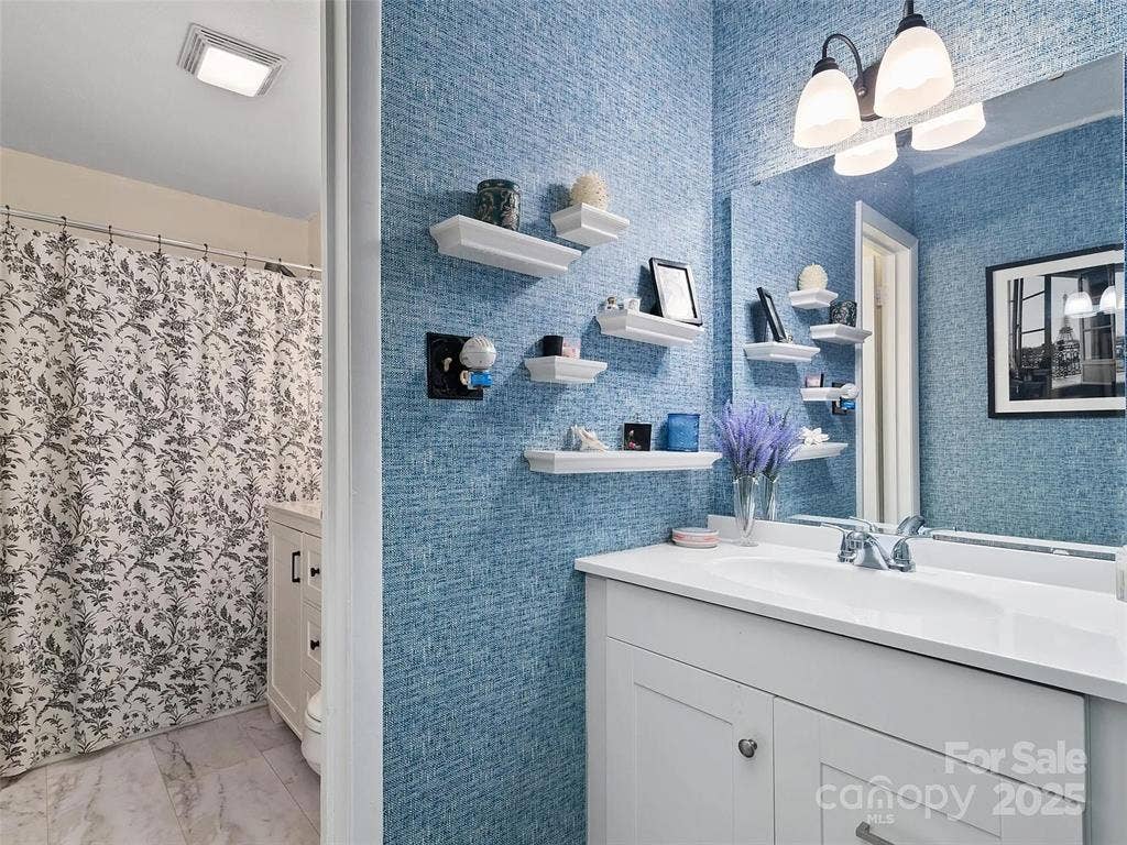Beautiful Haw Creek Room