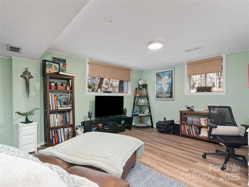 Beautiful Haw Creek Room