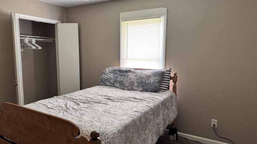 Simple cozy room w/ bed