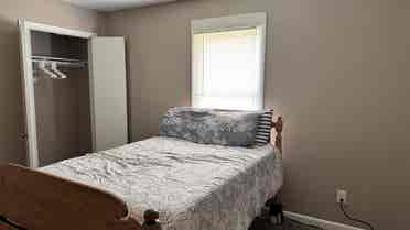 Simple cozy room w/ bed