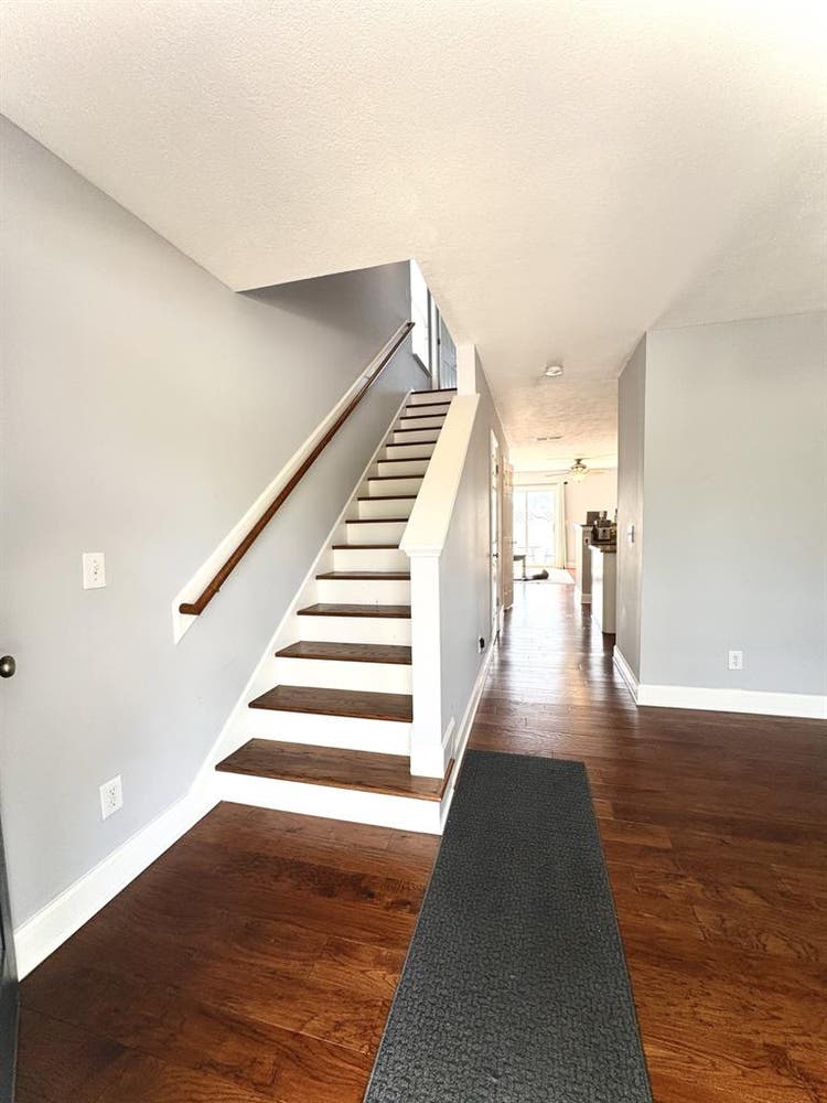 ISO Female roomie!
