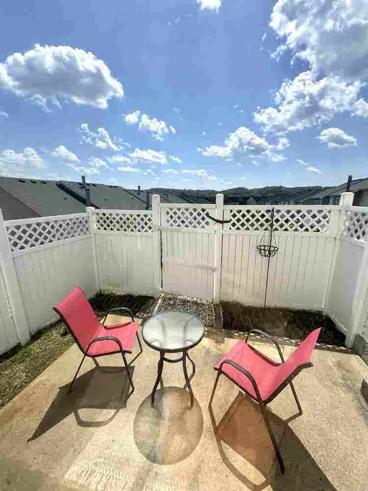 ISO Female roomie!