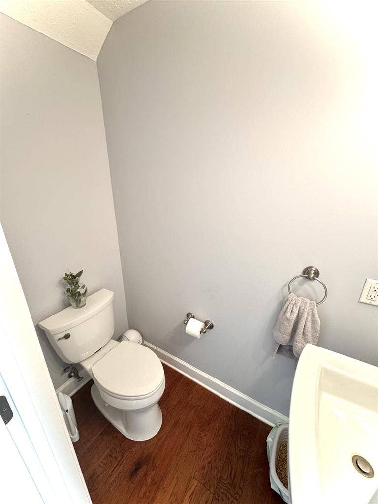ISO Female roomie!