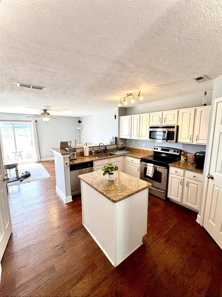 ISO Female roomie!