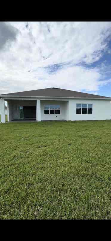 4 Bedroom house on Lake Pickett
