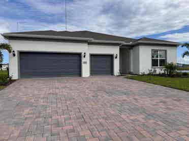 4 Bedroom house on Lake Pickett