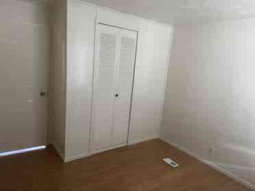 Unfurnished 
room
